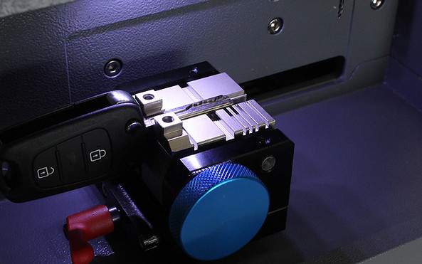 Key cutting machine